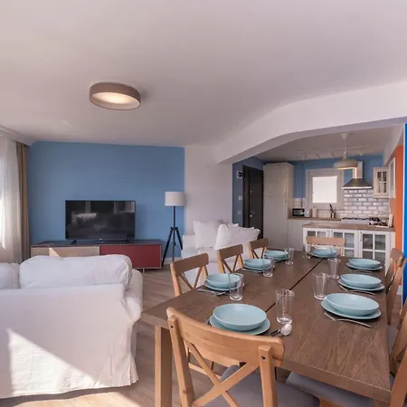 Contemporary Waterfront With A Stunning View דירה *