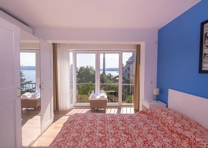 Contemporary Waterfront With A Stunning View Appartement *