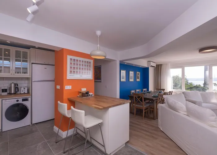 Contemporary Waterfront With A Stunning View