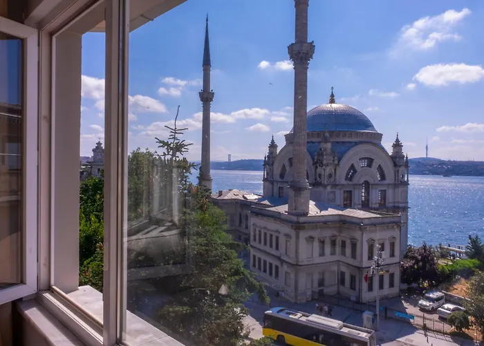 Contemporary Waterfront With A Stunning View *