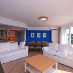Contemporary Waterfront With A Stunning View Daire *