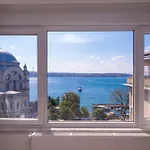Contemporary Waterfront With A Stunning View 아파트