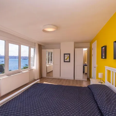 Contemporary Waterfront With A Stunning View איסטמבול