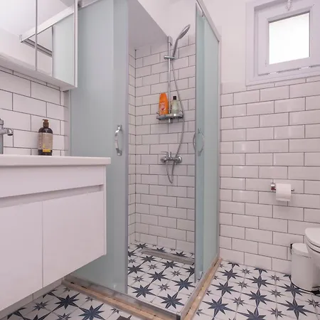 Contemporary Waterfront With A Stunning View Lejlighed