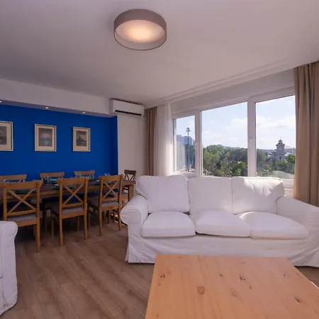 Contemporary Waterfront With A Stunning View Lejlighed